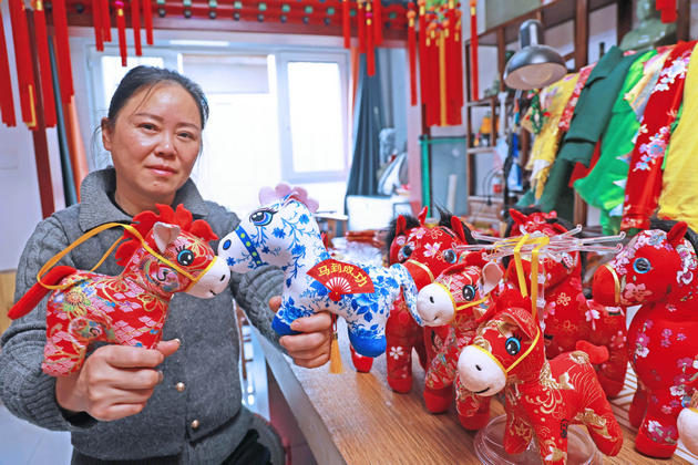 非遗技艺 “绣” 出马年吉祥物